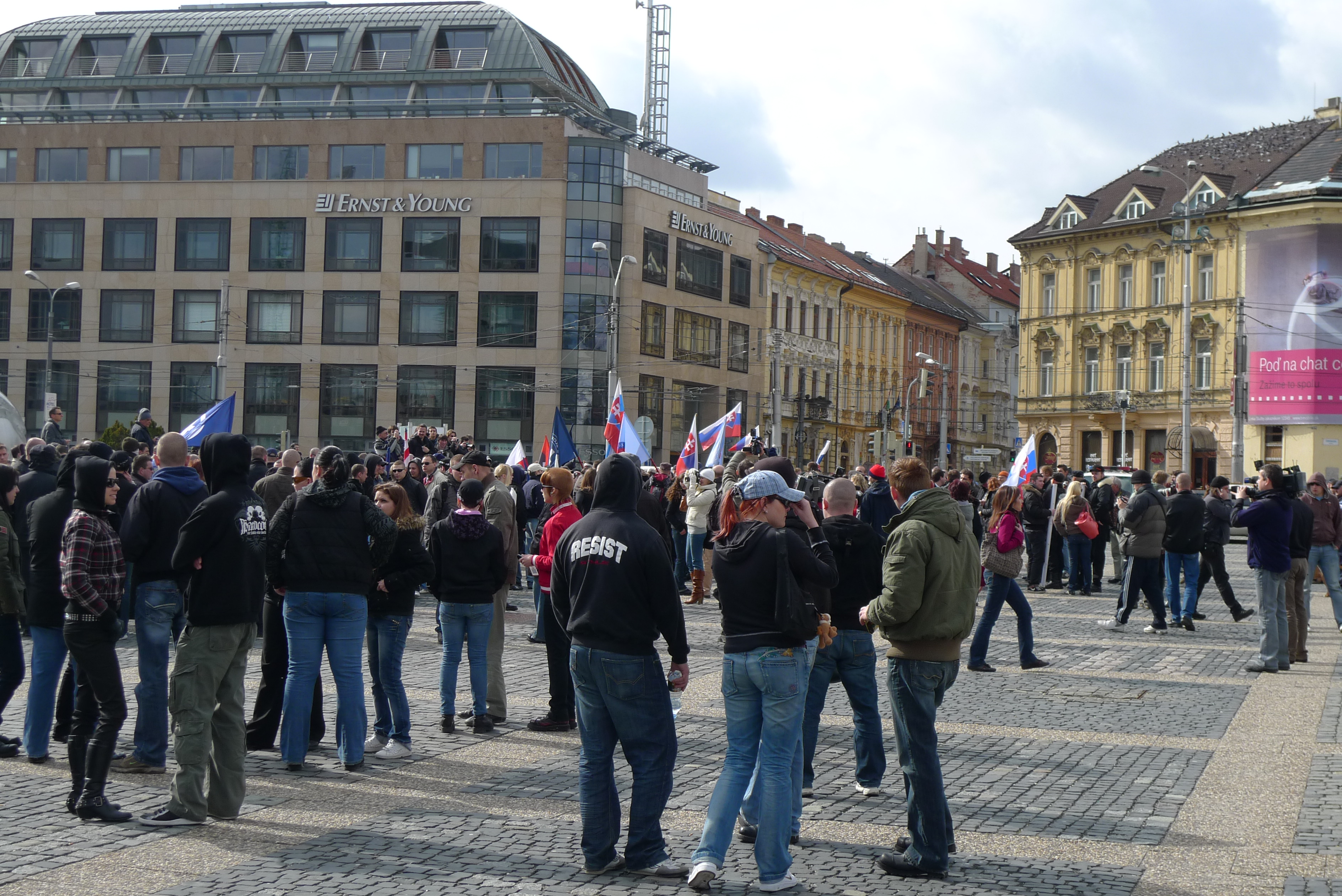 Neonacisti sa zhromažďovali pred prezidentským palácom a chystali pochod mestom